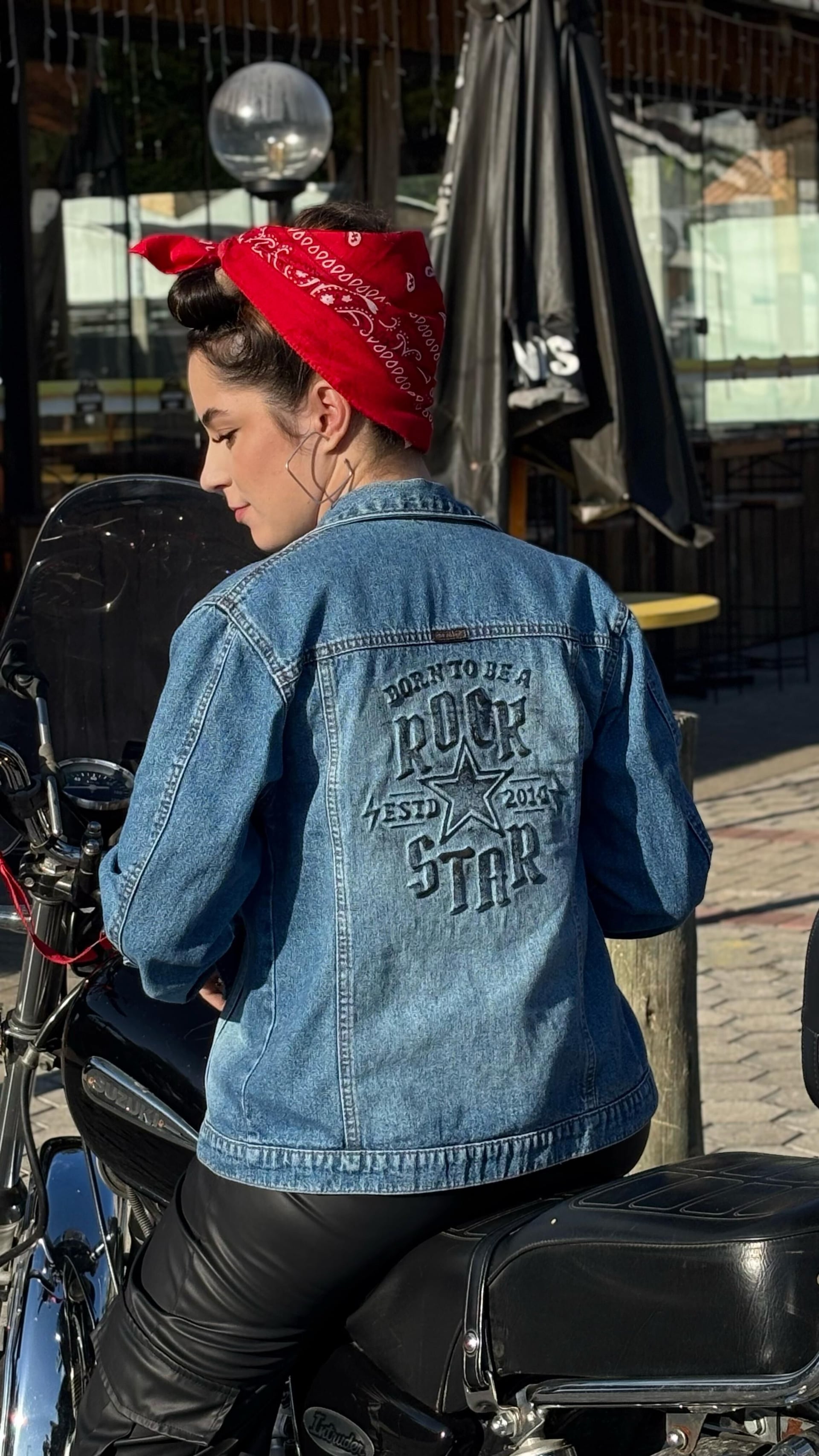 Jaqueta jeans personalizada com embossing 'Rock Star'